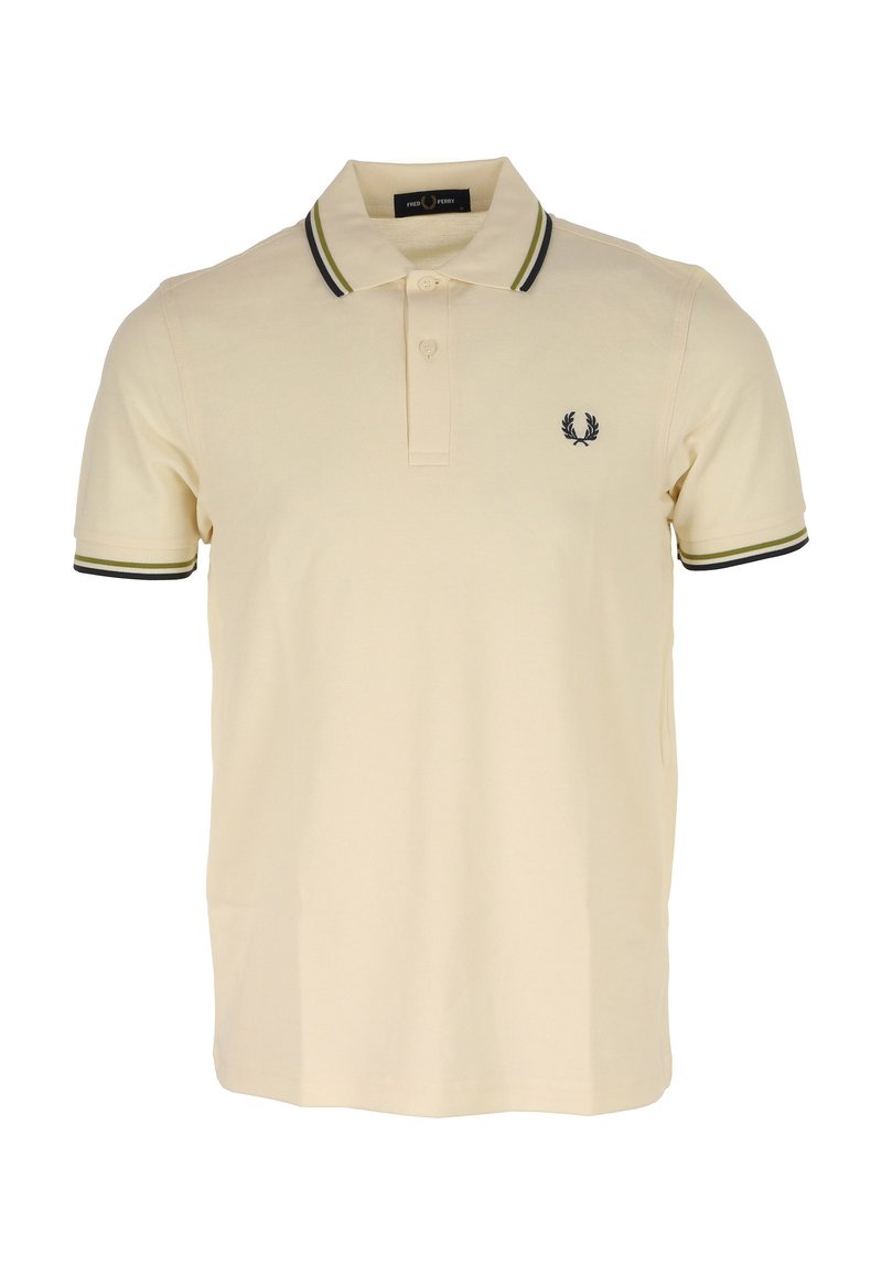 Polo-shirt beige en coton, avec un col classique, trois boutons et un logo sur la poitrine gauche, accompagné d'accents à rayures vert foncé et noires sur les manches.