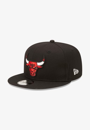 Schwarze, eng anliegende Kappe mit einem gestickten roten und weißen Chicago Bulls-Logo auf der Vorderseite. Glattes Material, flacher Schirm und Belüftungsöffnungen.