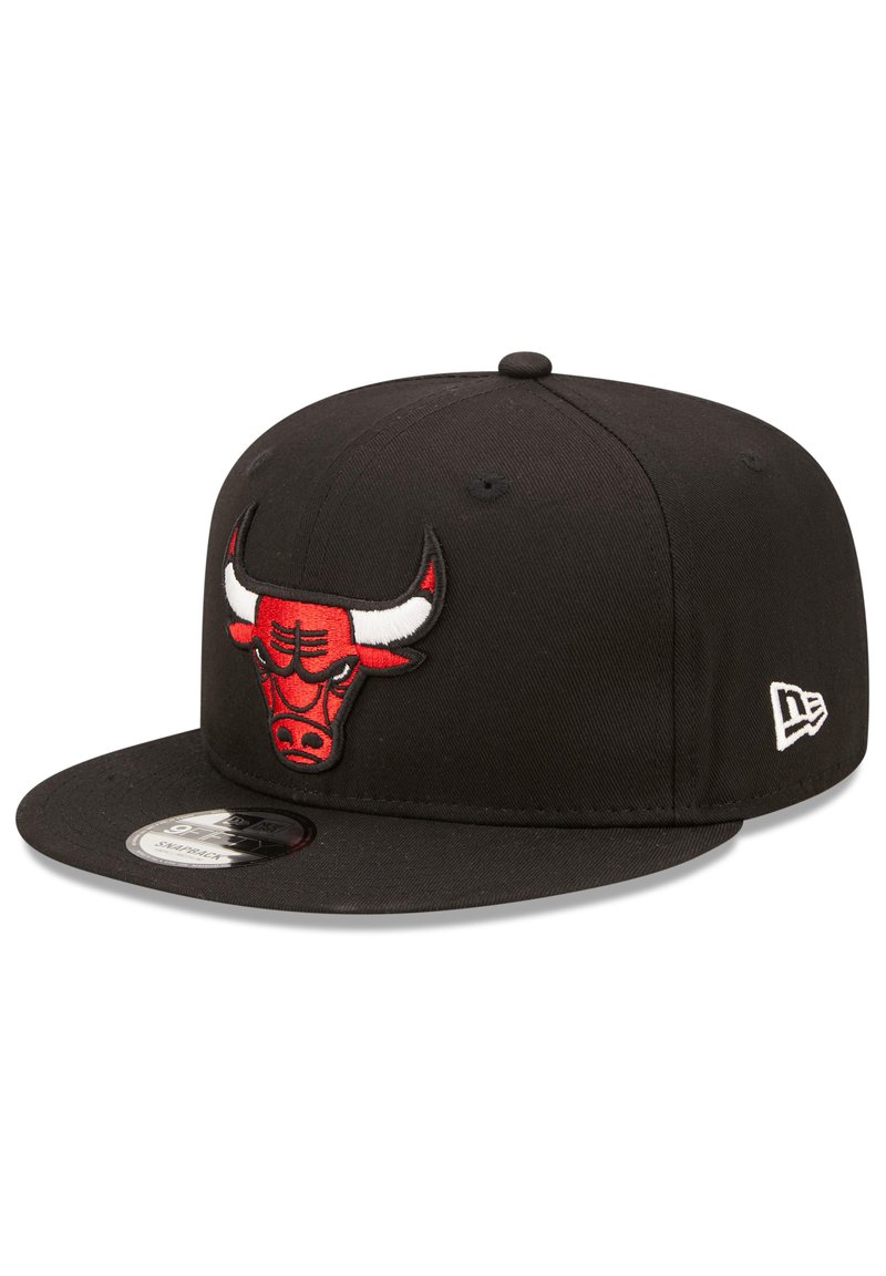 Schwarze, eng anliegende Kappe mit einem gestickten roten und weißen Chicago Bulls-Logo auf der Vorderseite. Glattes Material, flacher Schirm und Belüftungsöffnungen.