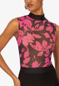 Schwarzes ärmelloses Top mit hohem Ausschnitt, das ein transparenter floraler Druck in Rosa aufweist. Der Stoff ist glatt und leicht durchsichtig.