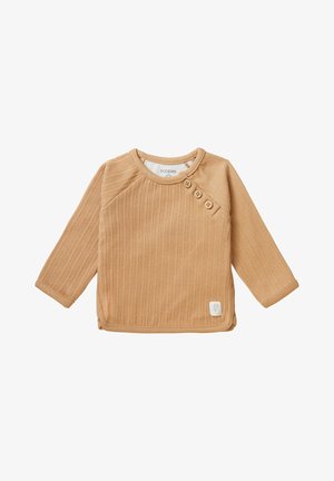 Helle braune Langarmbluse mit gerippter Textur. Sie verfügt über drei Holzknöpfe an der linken Schulter und ein kleines Logo-Tag unten rechts.