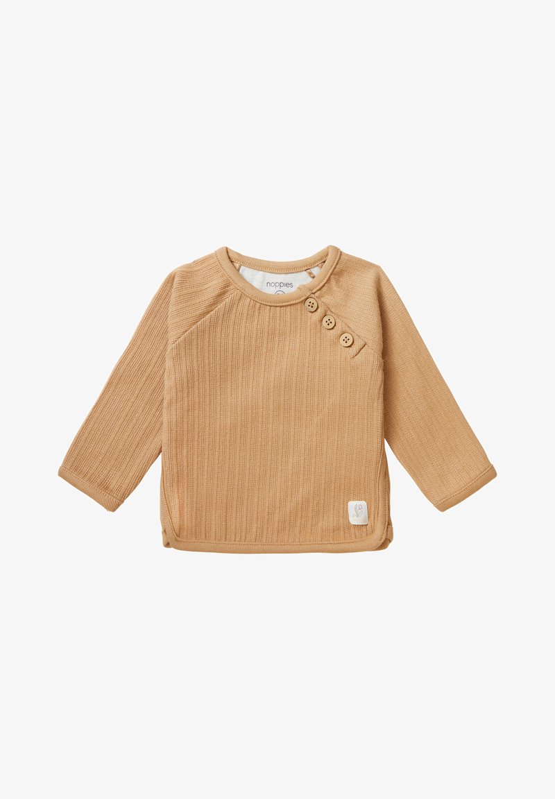 Helle braune Langarmbluse mit gerippter Textur. Sie verfügt über drei Holzknöpfe an der linken Schulter und ein kleines Logo-Tag unten rechts.