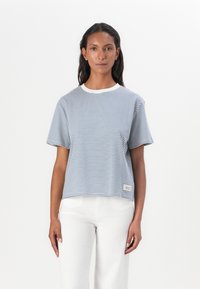 Tricou din bumbac în dungi, alb și albastru, cu mâneci scurte, gât rotund, croială lejeră, cu o etichetă mică în partea stângă jos.