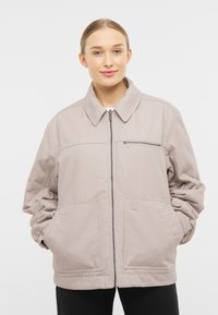 Jasnoszara kurtka zapinana na zamek z kołnierzykiem, dwoma przednimi kieszeniami oraz małą kieszonką na zamek na piersi. Wykonana z gładkiego, miękkiego materiału.