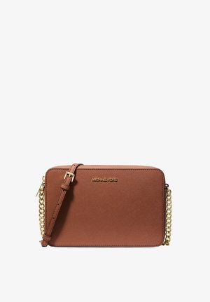 Bolso de piel marrón tipo bandolera con cadena en tono dorado, que presenta un cierre de cremallera y un logo en relieve en la parte frontal. Forma rectangular plana.