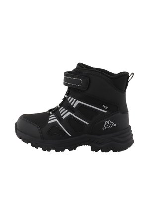 Schwarzer High-Top-Stiefel mit Riemen und Schnürsenkeln, robuster Sohle, weißen Streifen an den Seiten und Logo nahe der Ferse, für den Außen- oder Wintereinsatz konzipiert.