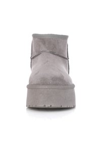 Botas de tobillo de ante gris con puntera redondeada, diseño sin cordones y suela de goma texturizada. Presenta costuras decorativas en la parte superior.