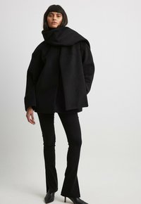 NA-KD Kevyt takki - black