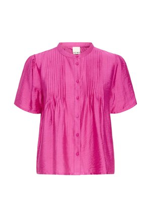 Jasnoróżowa bluzka z krótkim rękawem z kołnierzykiem stójkowym, guzikami z przodu i pionowymi plisami na piersi.