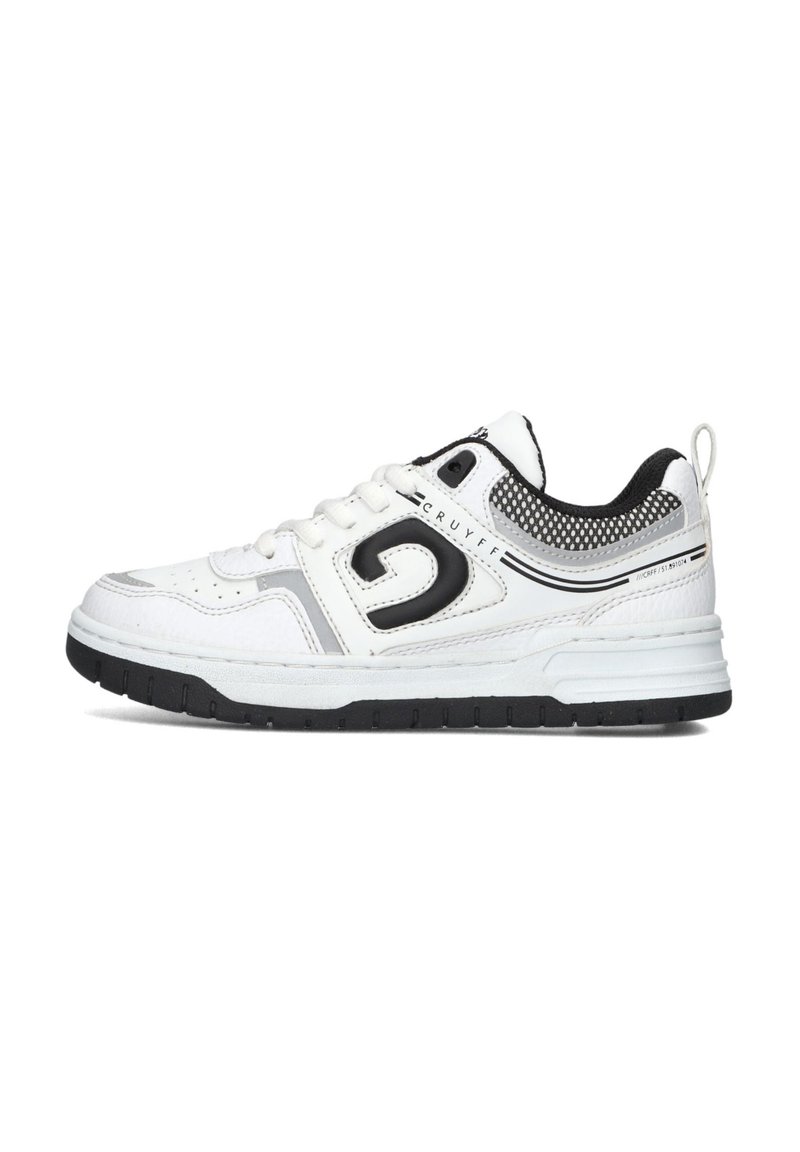 Witte sneaker met zwarte accenten, gaaspaneel en textuur bovenwerk. Heeft een gevoerde kraag, veters en een rubberen zool voor grip.