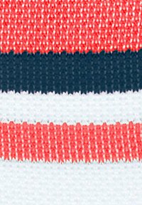 Tessuto a righe con strisce rosse, blu navy e bianche. Il materiale appare tessuto con una superficie texture e transizioni di colore distinte e pulite.