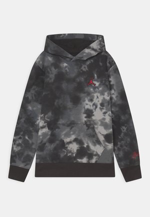 Sweat-shirt à capuche en gris et noir avec un motif tie-dye, doté d'une poche avant. Présente un logo rouge brodé sur la poitrine et des poignets côtelés.