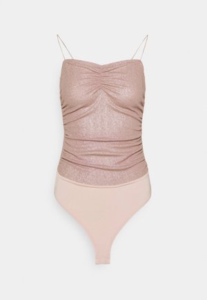 Skinnende lyserød bodystocking med rynkede detaljer, tynde spaghetti-stropper og højtskåret benudskæring på en hvid baggrund.