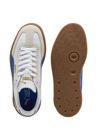 Zapatillas deportivas blancas y azules elaboradas con materiales de ante y cuero, que cuentan con una suela de goma, cierre de cordones y detalles en dorado.
