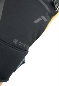 Sort GORE-TEX-stof med struktureret finish, der har en skjult lynlås og trykte logodetaljer, der fremhæver et slankt design.