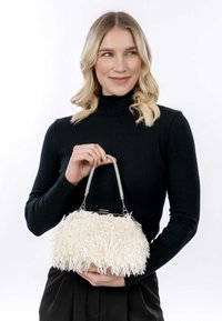 Valkoinen tekoturkishandbag, jossa on pyöreä muoto, hopeinen ketjuhandle ja lukitus. Tekstuuri on pörröinen ja pehmeä.