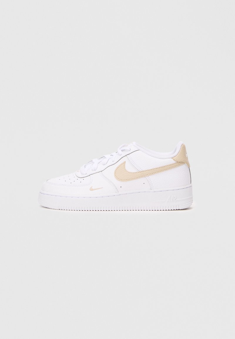 Tênis Nike Air Force 1 com parte superior em couro branco e detalhes em bege, bico redondo, fecho com atacadores e sola de borracha texturizada.