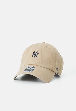Cappellino da baseball in cotone beige con logo ricamato navy, visiera curva e cinturino regolabile. Include un'etichetta con logo sul davanti.