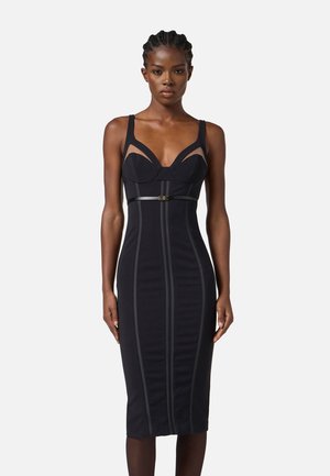 Schwarzes, eng anliegendes Kleid mit einem strukturierten Oberteil, das durchsichtige Akzente und eine taillierte Taille mit einem dünnen Schnallendetail aufweist. Knie-lang, glatte Textur.