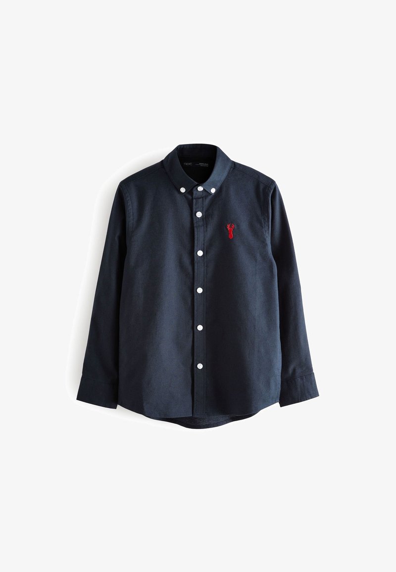 Chemise bleu foncé à manches longues avec boutons blancs et un petit emblème de homard rouge sur la poitrine gauche.