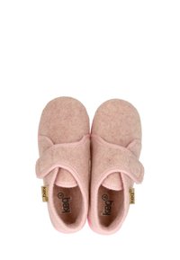 Bleekroze viltpantoffels met een klittenbandriem, een ronde neus en een zachte textuur. Heeft een klein merkje aan de zijkant.