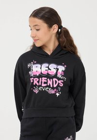 Felpa nera con una grafica frontale che riporta la scritta "BEST FRIENDS ever" in rosa e bianco, caratterizzata da schizzetti giocosi e un design comodo.