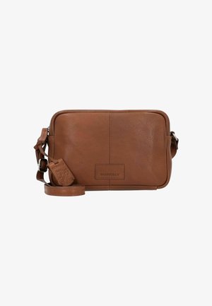 Borsa a tracolla in pelle marrone con finitura testurizzata, tracolla regolabile e patch con logo. Forma rettangolare con angoli arrotondati.