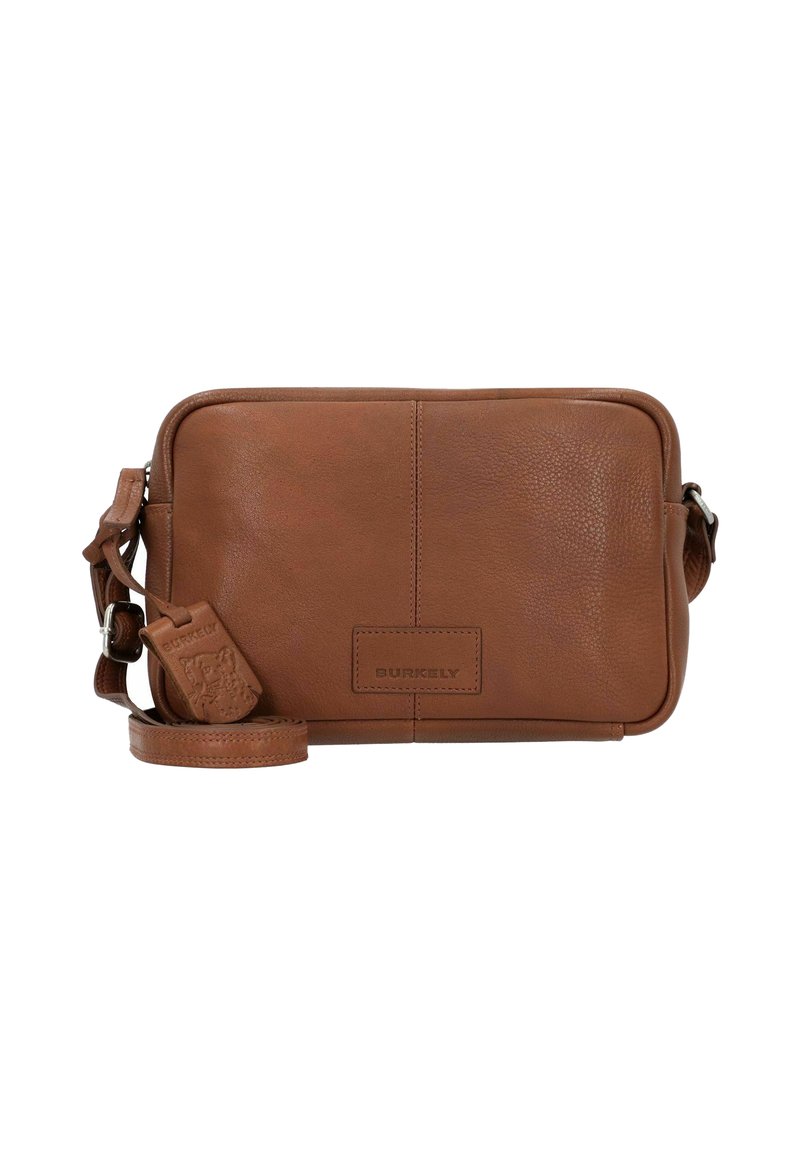 Borsa a tracolla in pelle marrone con finitura testurizzata, tracolla regolabile e patch con logo. Forma rettangolare con angoli arrotondati.
