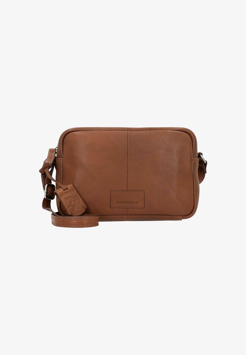 Borsa a tracolla in pelle marrone con finitura testurizzata, tracolla regolabile e patch con logo. Forma rettangolare con angoli arrotondati.