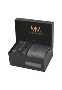 Geschenkbox mit einer schwarzen strukturierten Außenseite, die eine gestreifte Krawatte, Manschettenknöpfe und einen Stift enthält, alles in Grau- und Schwarz-Tönen, mit goldfarbener Markenkennzeichnung.