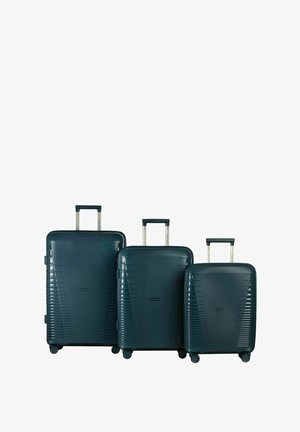 Tre valigie rigide di colore verde scuro, con un design a strisce verticali, superficie liscia, manici estensibili e ruote girevoli.