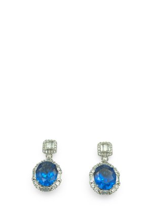 Coppia di orecchini in argento, ciascuno con una grande pietra preziosa blu rotonda circondata da piccoli diamanti chiari e un diamante rettangolare sopra.