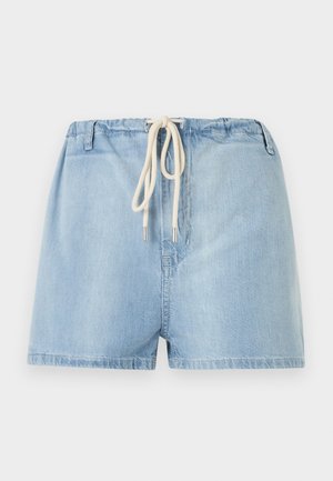 Lyseblå denimshorts med elastisk midje og hvit snor til knyting, lommer foran til belte og en enkel kant nederst.