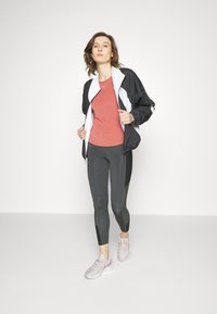 Nike Performance ONE LUXE - T-shirt desportiva - canyon rust