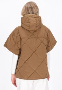 Bruine gewatteerde jas met een capuchon, voorzien van korte mouwen en een boxy ontwerp. Gladde textuur met diagonaal stikpatroon.