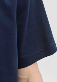 Jack & Jones PREMIUM JPRBLACHAD BRANDING CREW NECK TEE - Majica kratkih rukava s printom - black iris