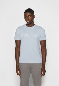 Calvin Klein FRONT LOGO - T-shirt estampada - bayshore blue