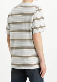 Camiseta de rayas con escote redondo, que presenta rayas alternas en gris claro y marrón. Tejido suave con un corte relajado y mangas cortas.