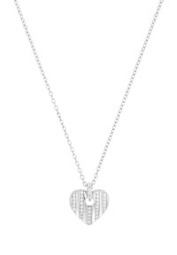 Collar de plata con un colgante en forma de corazón que presenta rayas verticales y pequeñas piedras incrustadas en el diseño. La cadena es delicada y de eslabones.
