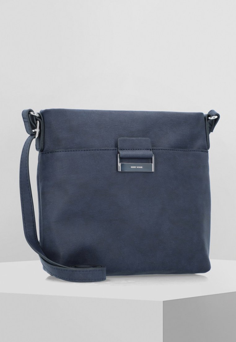 Borsa a tracolla blu navy realizzata in materiale testurizzato con pattina e chiusura metallica. Dotata di una tracolla regolabile per il massimo comfort.