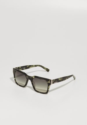 Ochelari de soare pătrați cu un model de camuflaj verde închis, lentile gri cu gradient și accente argintii pe tâmple. Fabricat din material plastic.