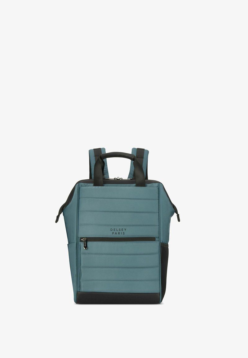 Zaino di un verde scuro con texture a coste verticali, tasca frontale con zip, spallacci doppi e una maniglia superiore per il trasporto. Dettagli neri alla base.