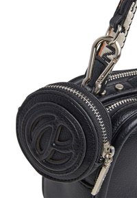 Borsa in pelle nera con finitura testurizzata, dotata di un compartimento rotondo con zip, hardware in argento e una tracolla con motivo.