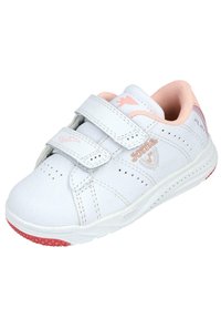 Zapato deportivo blanco con acentos rosas, correas de velcro, diseño perforado en la puntera y una suela texturizada roja. Material ligero y flexible.
