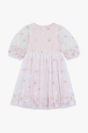 Ružičasta haljina sa kratkim, naboranim tulle rukavima, prianjajućim gornjim dijelom i punom suknjom ukrašenom izvezenim cvjetovima u bijeloj i ružičastoj boji.