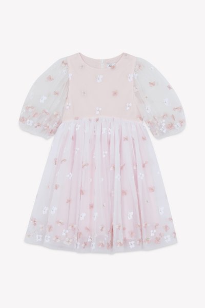 Robe rose avec des manches bouffantes courtes en tulle, un corsage ajusté et une jupe évasée ornée de fleurs brodées en blanc et rose.