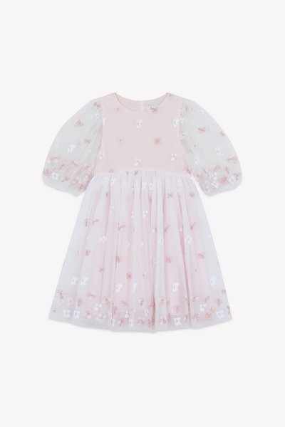 Robe rose avec des manches bouffantes courtes en tulle, un corsage ajusté et une jupe évasée ornée de fleurs brodées en blanc et rose.