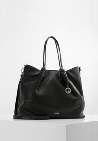 Borsa tote in pelle nera con finitura a ciottoli, dotata di due manici superiori, accessori in argento e charm con logo. Presenta una tracolla removibile per una maggiore versatilità.