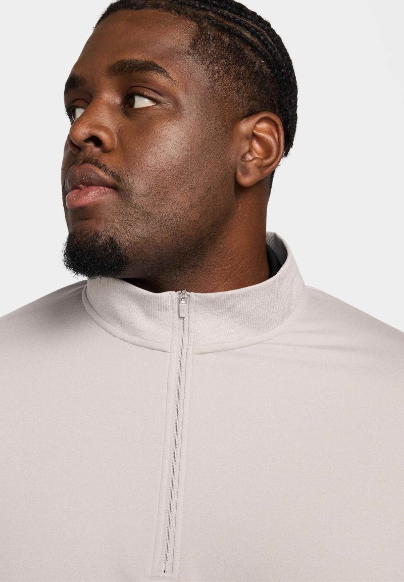 Hellgrauer Fleece-Zip-Hoodie mit Stehkragen und strukturiertem Stoff. Verfügt über einen Viertellang-Reißverschluss und eine glatte Oberfläche.