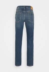 Jeans de denim azul con corte recto, que cuentan con dos bolsillos traseros y un parche de cuero marrón en la cinturilla.